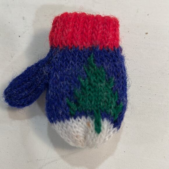 Brooches Winter Christmas Theme Vintage Pins Wreath Snowman Santa Dog Stocking - Picture 9 of 12